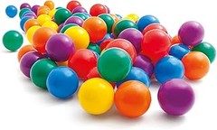 Evita estos errores al jugar con pelotas en la piscina