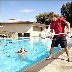 Ganchos de rescate para piscina: funciones y características esenciales